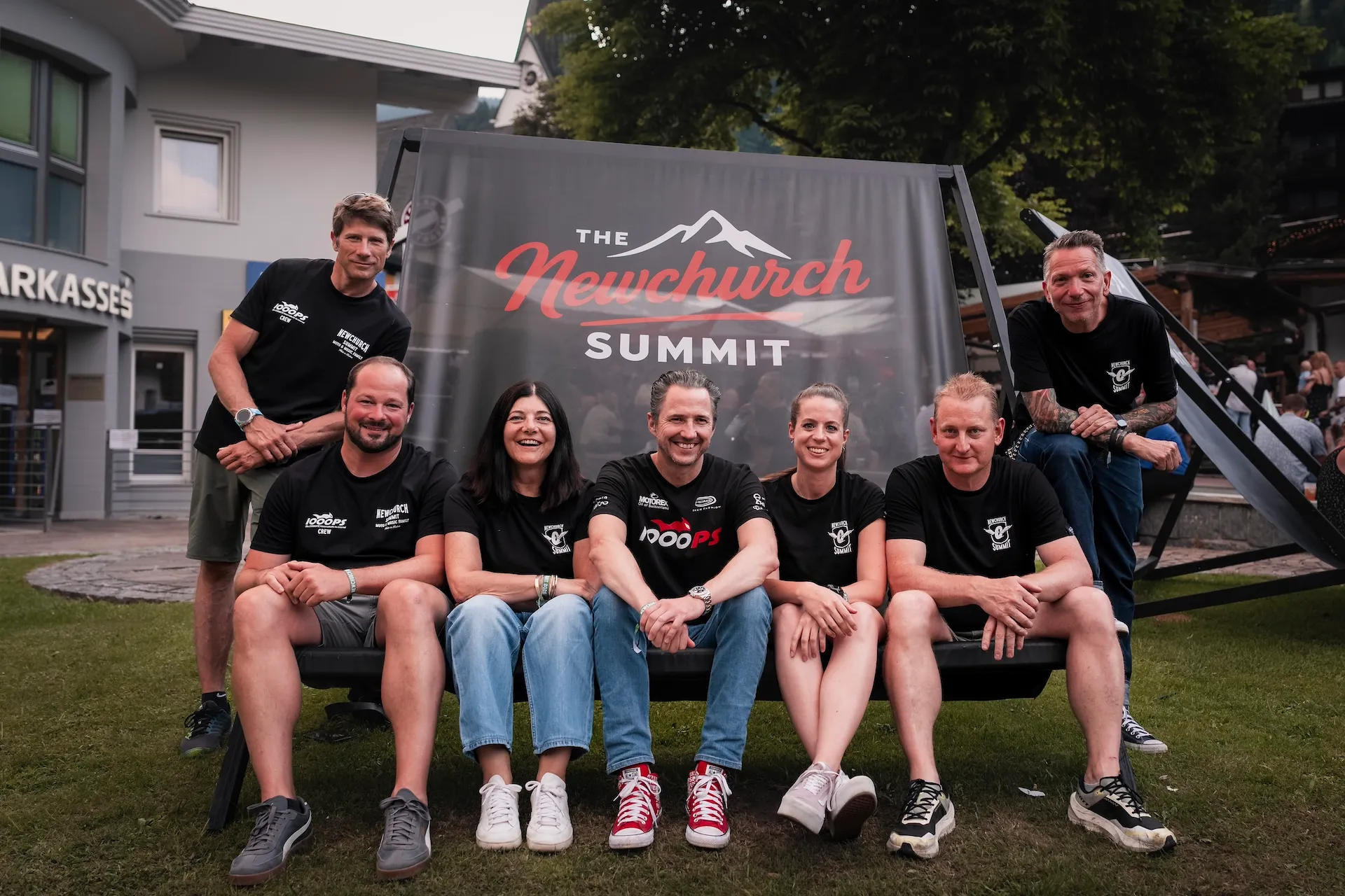 Die 1000PS-Crew vor der Summit-Fahne