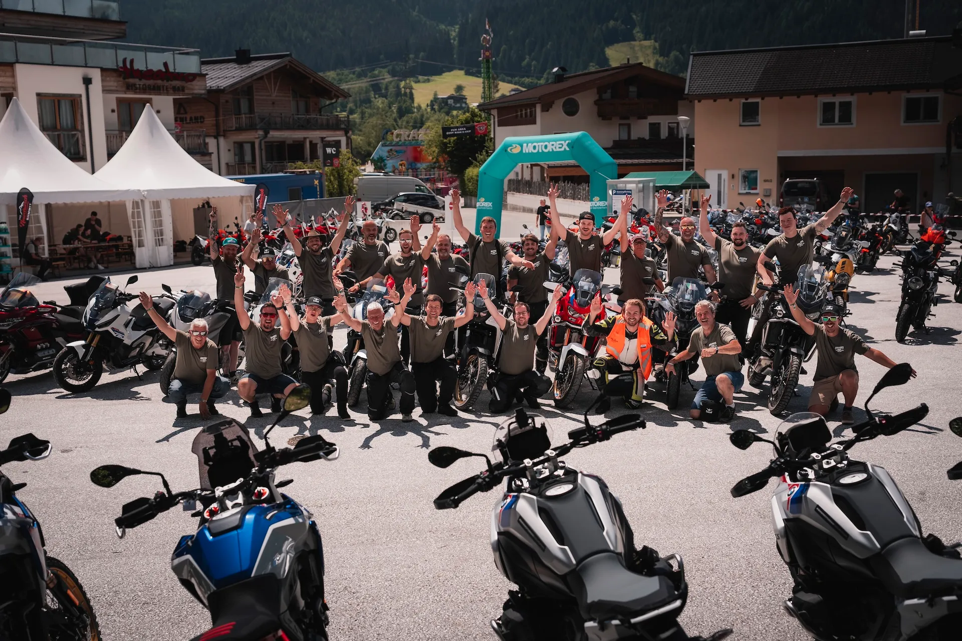Gruppenfoto der Guides vor den Testbikes