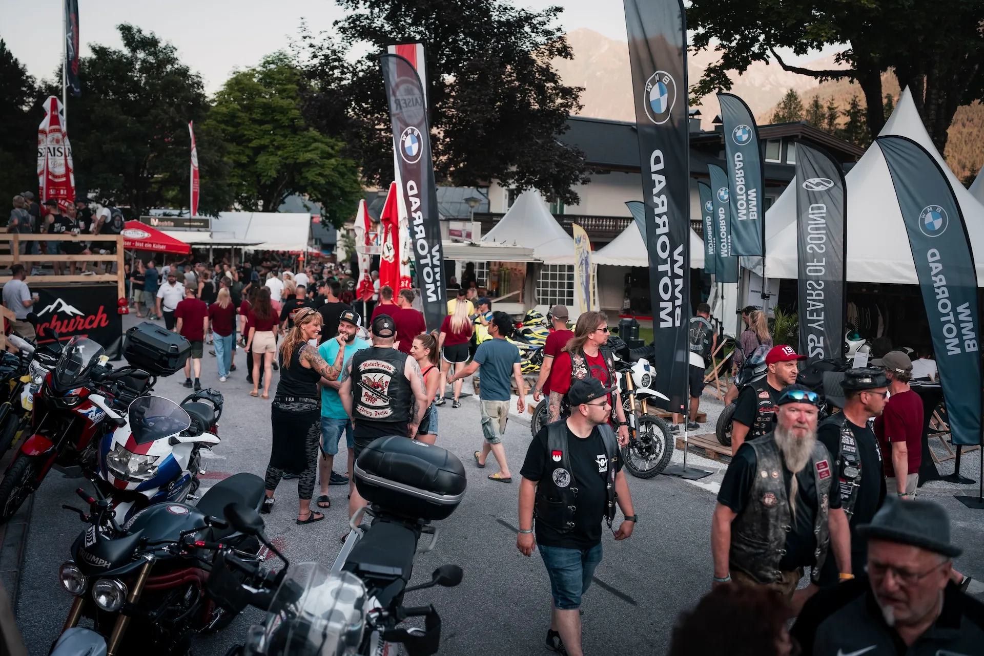 Der Dealers Boulevard mit Ausstellern und Publikum vor den Bergen