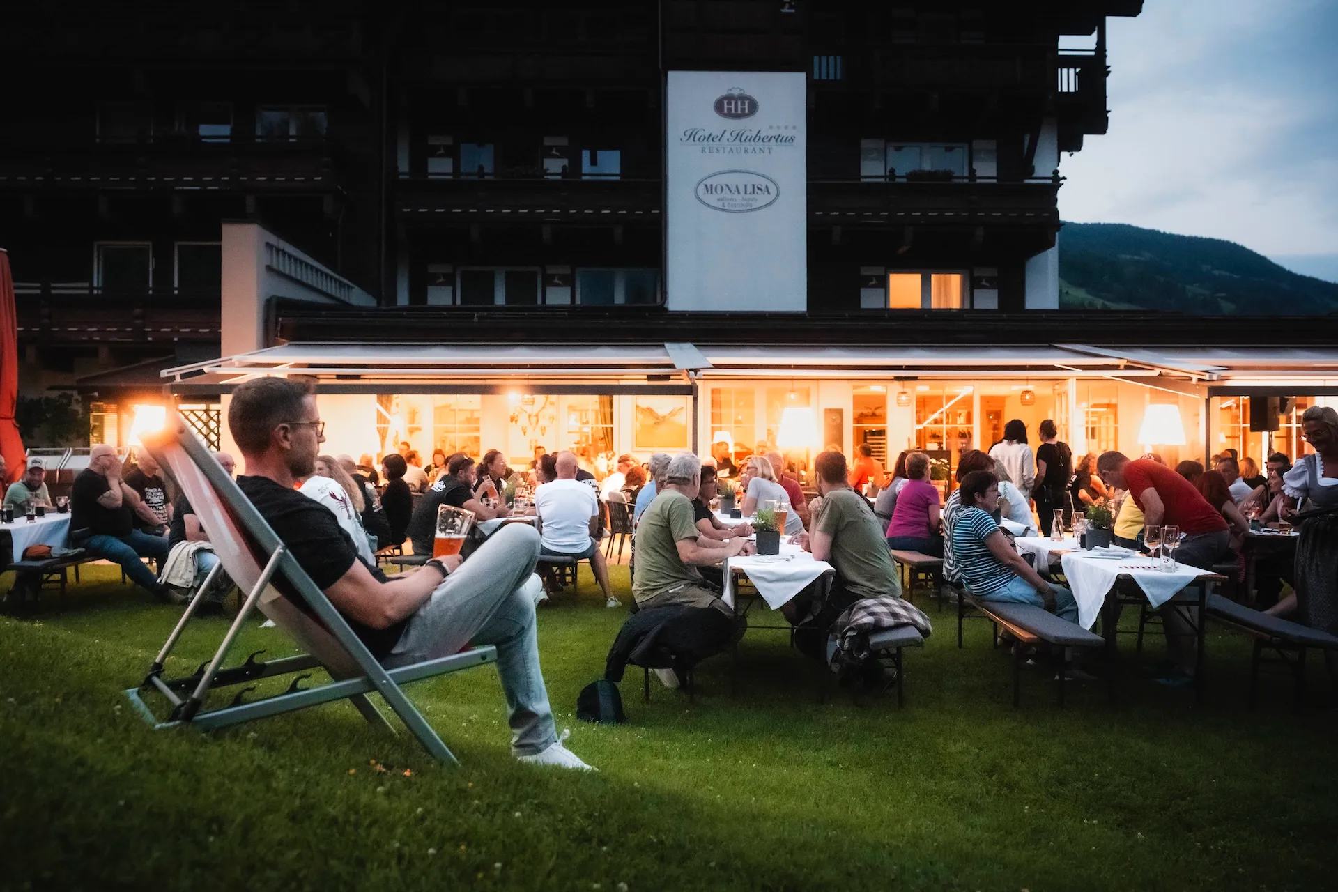 Abendessen auf der Hotelwiese bei warmem Licht