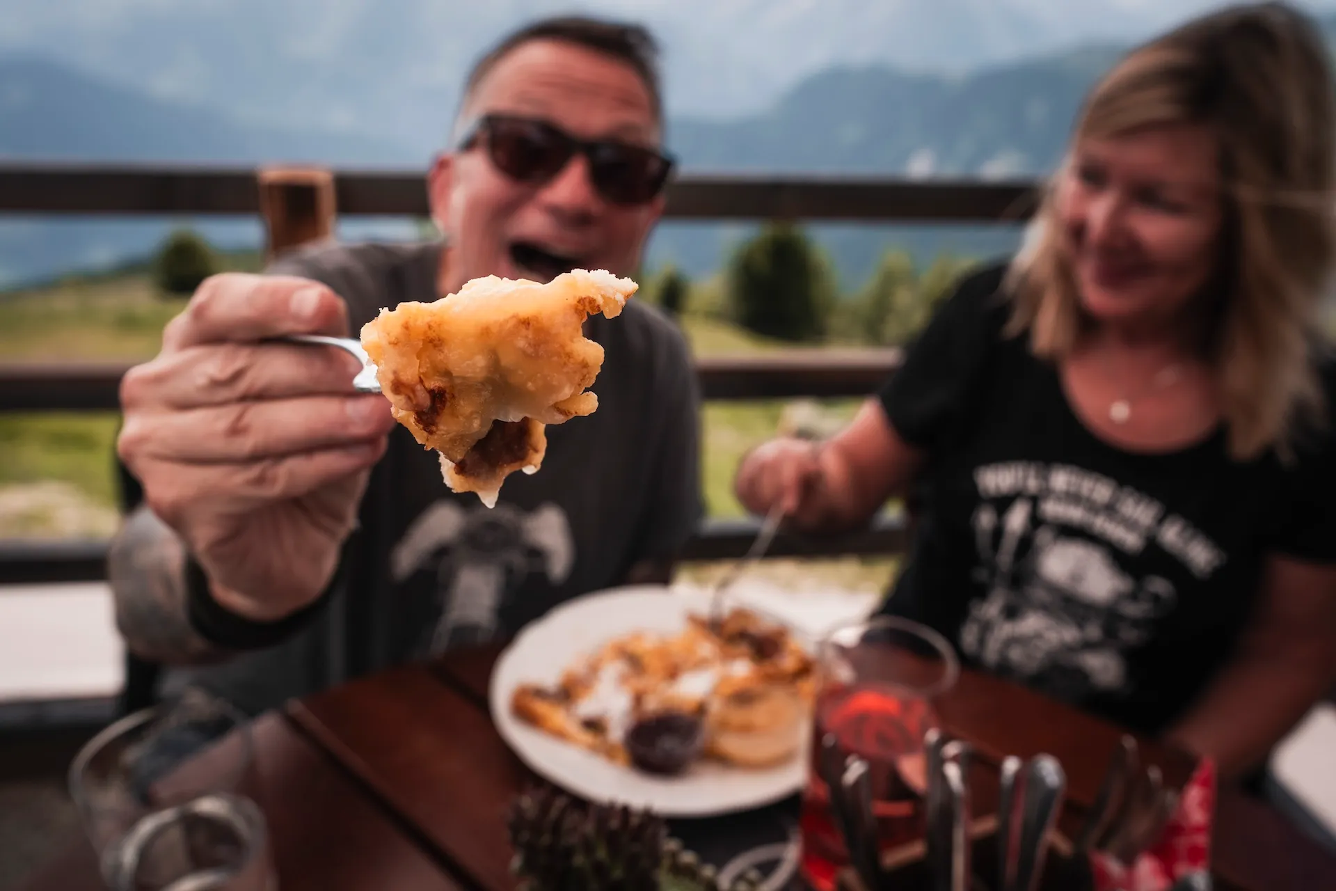 Ein Paar beim Essen auf einer Almterrasse