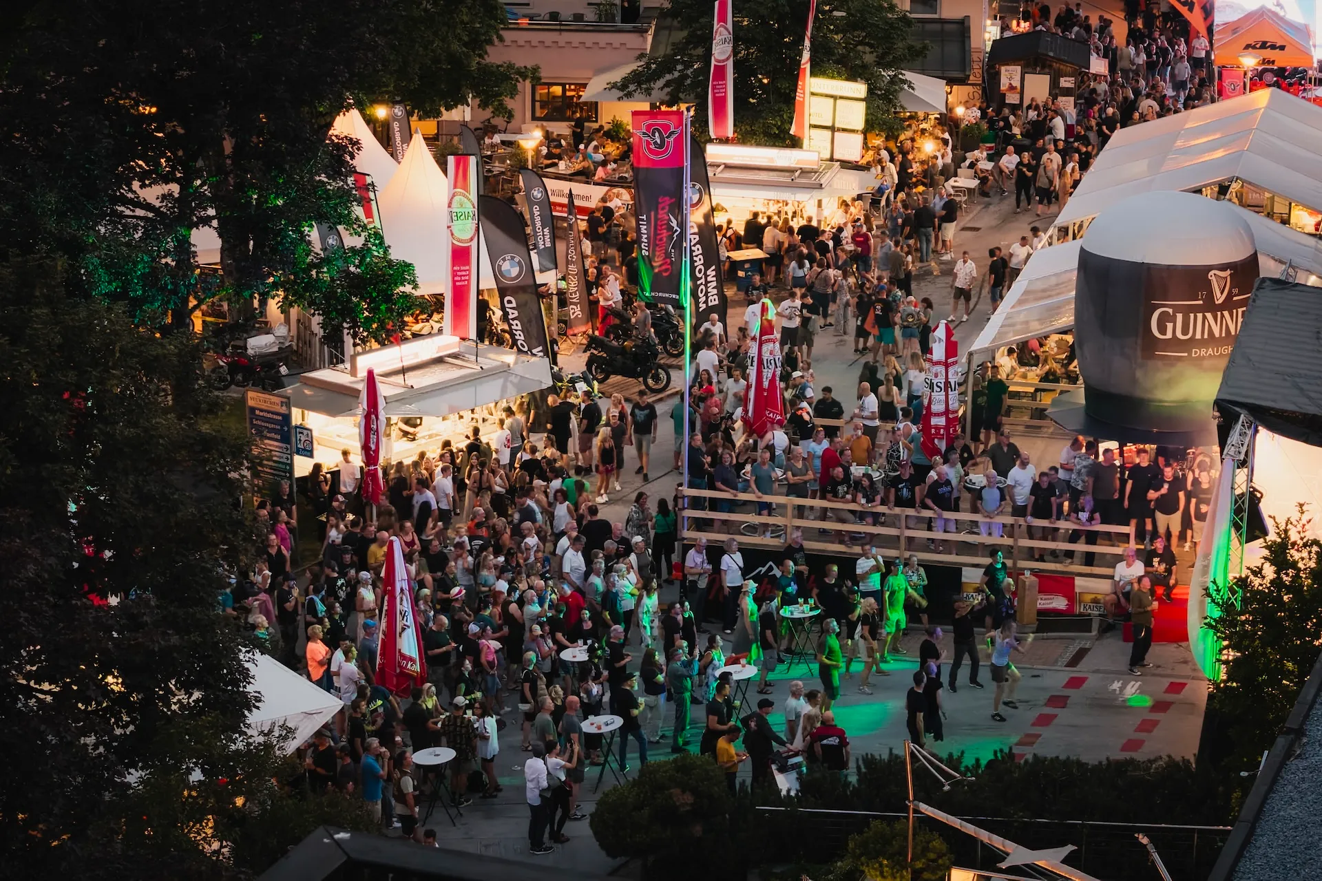 Volles Festivalgelände am Abend, von oben
