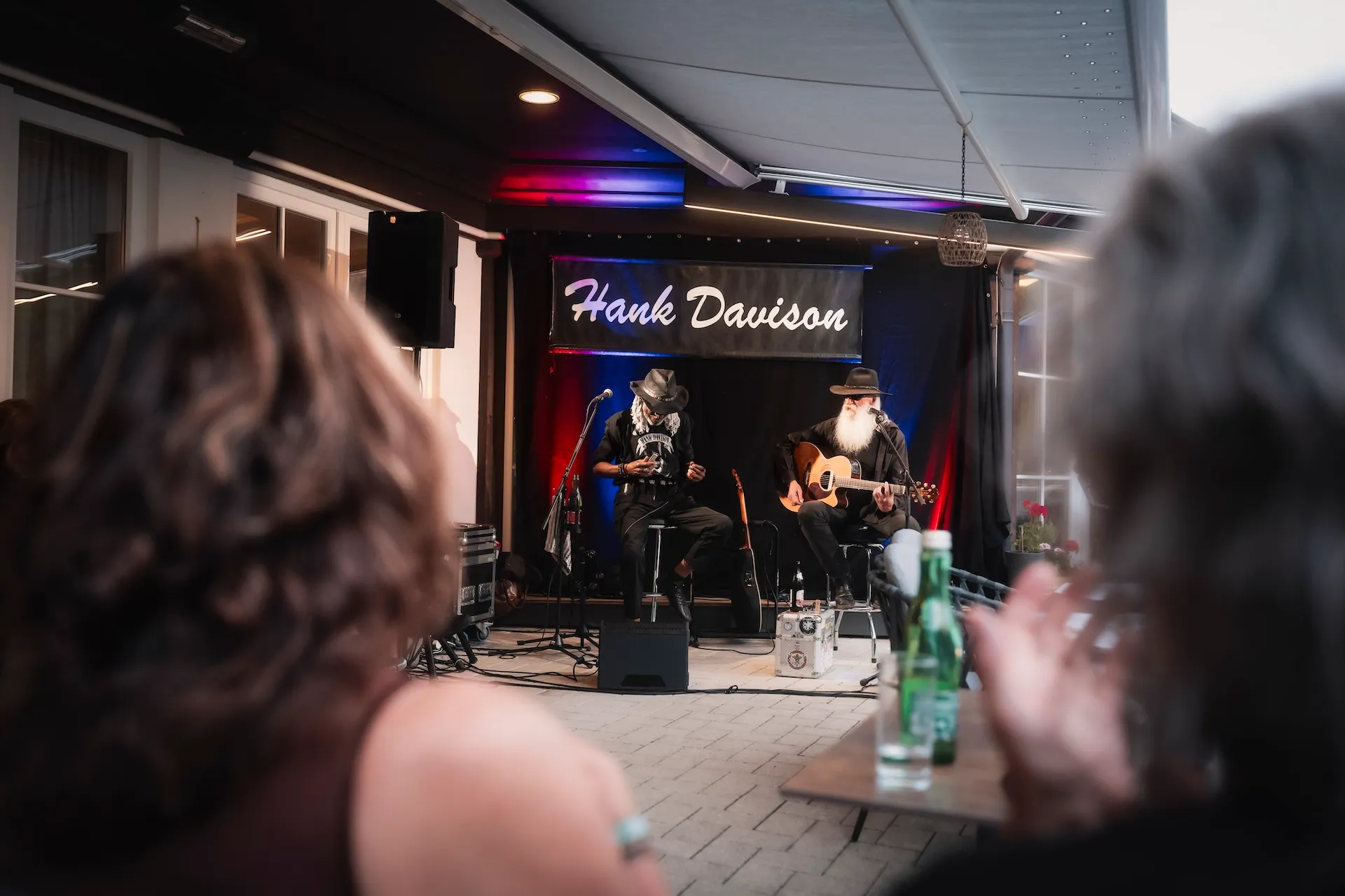 Hank Davison spielt akustisch bei der Riders Night im Hotel