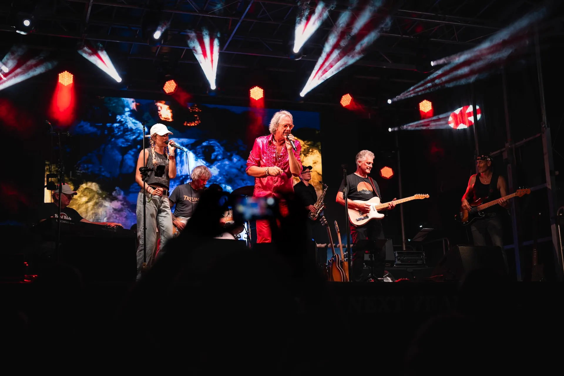 Band auf der Bühne unter blauen und roten Scheinwerfern