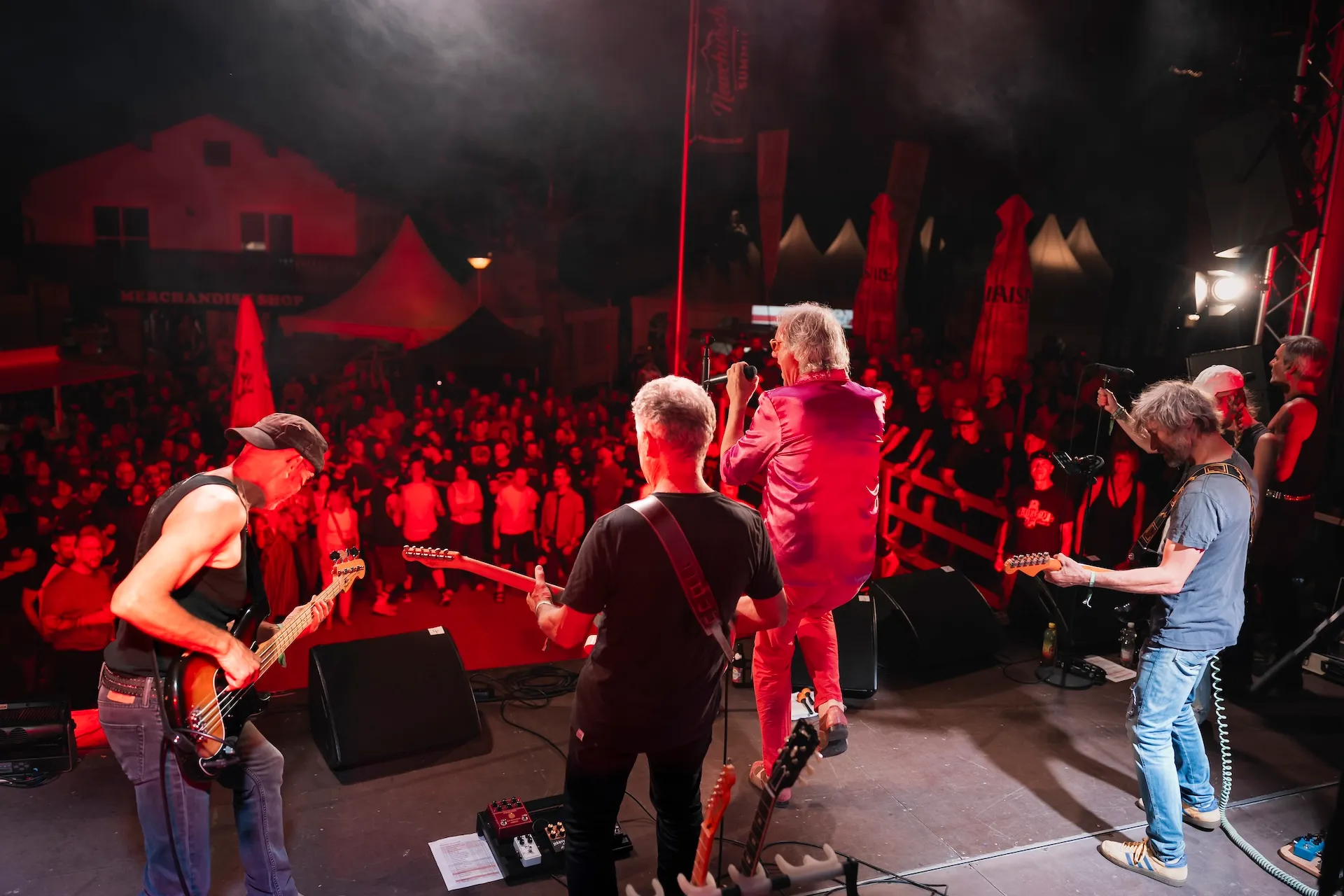 Konzert in rotem Licht, Blick von der Bühne ins Publikum